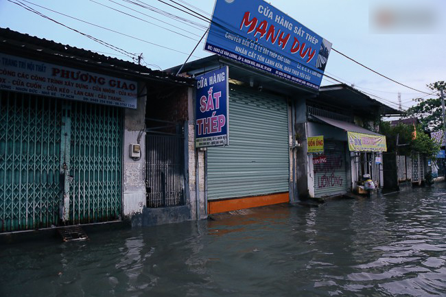 Triều cường đạt đỉnh ở Sài Gòn, trẻ em thích thú bơi lội khi đường biến thành sông